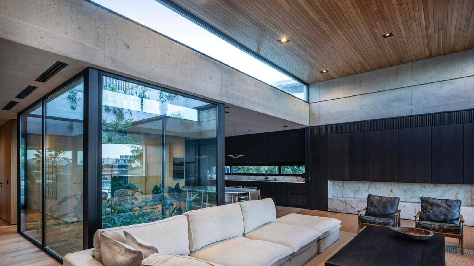 Hikari House: Гостиная: в бетонной плите кровли прорезан длинный световой проём